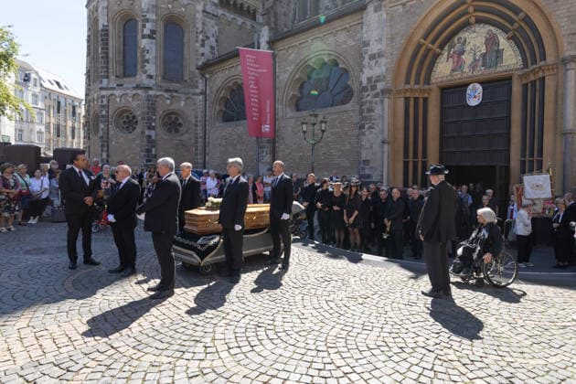 Trauerzug für Kabarettist Konrad Beikircher in Bonn Trauerzug für den Kabarettisten Konrad Beikircher vom Bonner Münster zum Alten Friedhof in Bonn. Der langjährige Wahlbonner, bekannt für seine Kommentare zur rheinischen Mentalität und Sprache, war am 29. Juli 2026 im Alter von 80 Jahren gestorben. Die Beisetzung fand auf dem Alten Friedhof statt, der letzten Ruhestätte zahlreicher bekannter Bonner Persönlichkeiten. Bonn Innenstadt Nordrhein-Westfalen Deutschland *** Funeral Procession for Cabaret Artist Konrad Beikircher in Bonn Funeral procession for cabaret artist Konrad Beikircher from Bonn Cathedral to the Old Cemetery in Bonn A longtime resident of Bonn by choice, known for his commentary on the Rhineland mentality and dialec Copyright: xMarcxJohnx