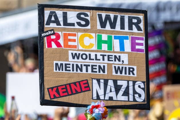 News Bilder des Tages CSD Nürnberg 2026 Nürnberg Pride Week, Nürnberg, 08.08.2026 Ein selbstgestaltetes Schild mit der Aufschrift Als wir mehr Rechte wollten, meinten wir keine Nazis wird während der Parade des Christopher Street Days durch die Nürnberger Innenstadt in die Höhe gehalten. Bunte Buchstaben und ein Blumenschmuck am Schild unterstreichen die politische Botschaft der Teilnehmenden. Nürnberg Bayern Deutschland *** CSD Nuremberg 2026 Nuremberg Pride Week, Nuremberg, August 8, 2026 A homemade sign reading When we wanted more rights, we didn’t mean Nazis is held aloft during the Christopher Street Day parade through downtown Nuremberg. Colorful letters and floral decorations on the sign underscore the participants’ political message. Nur 20260808-1V9A6809-M4000