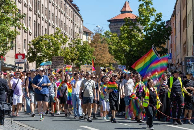 CSD Nürnberg 2026 Nürnberg Pride Week, Nürnberg, 08.08.2026 Teilnehmende ziehen mit Regenbogenfahnen und Transparenten durch die Nürnberger Innenstadt im Rahmen der Parade des Christopher Street Days. Im Hintergrund ist ein historischer Turm der Stadtbefestigung zu erkennen, sonniges Sommerwetter begleitet den Umzug. Nürnberg Bayern Deutschland *** CSD Nuremberg 2026 Nuremberg Pride Week, Nuremberg, August 8, 2026 Participants march through downtown Nuremberg carrying rainbow flags and banners as part of the Christopher Street Day parade. A historic tower from the city’s fortifications can be seen in the background; sunny summer weather accompanies the parade. Nuremberg, Bavaria, Germany 20260808-1V9A6839-M4000