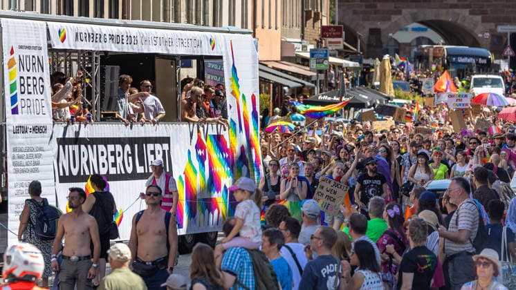 CSD Nürnberg 2026 Nürnberg Pride Week, Nürnberg, 08.08.2026 Ein Truck mit der Aufschrift Nürnberg liebt und Regenbogenfahnen führt die Parade des Christopher Street Day durch die Nürnberger Innenstadt an. Zahlreiche Teilnehmerinnen und Teilnehmer säumen mit Plakaten, Fahnen und Regenschirmen in Regenbogenfarben die Straße bei sonnigem Wetter. Nürnberg Bayern Deutschland *** CSD Nuremberg 2026 Nuremberg Pride Week, Nuremberg, August 8, 2026 A truck bearing the slogan Nuremberg Loves and flying rainbow flags leads the Christopher Street Day parade through downtown Nuremberg. Numerous participants line the streets with posters, banners, and umbrellas in rainbow colors as they line the streets in sunny weather. Nuremberg, Bav 20260808-1V9A6877-M4000