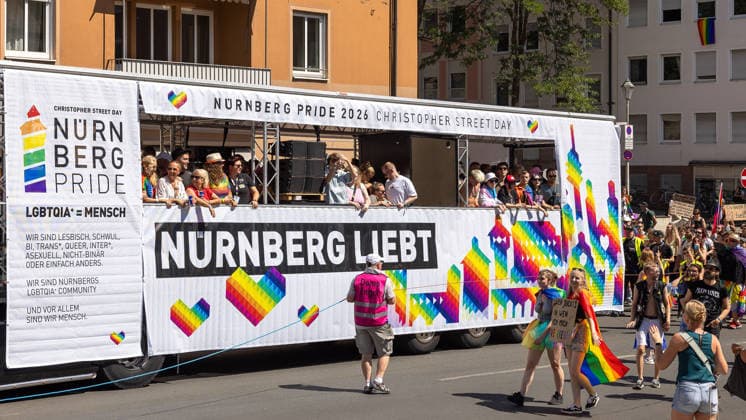 CSD Nürnberg 2026 Nürnberg Pride Week, Nürnberg, 08.08.2026 Ein festlich gestalteter Wagen mit der Aufschrift Nürnberg liebt und Regenbogen-Motiven zieht bei der Parade des Christopher Street Day durch die Nürnberger Innenstadt. Zahlreiche Teilnehmerinnen und Teilnehmer begleiten den Wagen mit Regenbogenfahnen und Plakaten. Nürnberg Bayern Deutschland *** CSD Nuremberg 2026 Nuremberg Pride Week, Nuremberg, August 8, 2026 A festively decorated float bearing the slogan Nuremberg Loves and featuring rainbow motifs makes its way through downtown Nuremberg during the Christopher Street Day parade. Numerous participants accompany the float, waving rainbow flags and holding posters. Nuremberg, Bavaria, Germany 20260808-286A4639-M4000