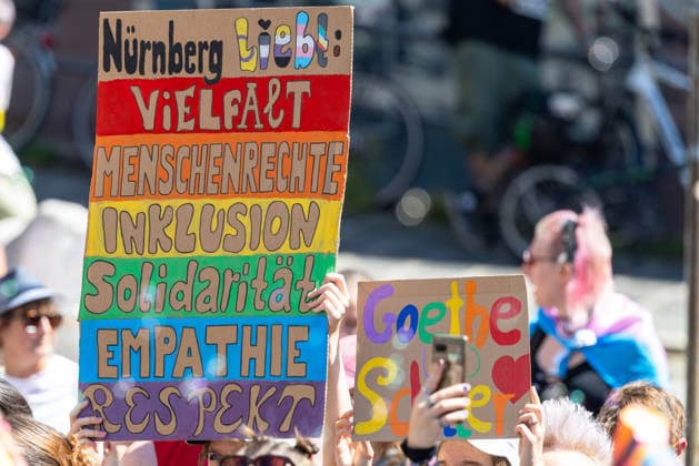 CSD Nürnberg 2026 Nürnberg Pride Week, Nürnberg, 08.08.2026 Beim Christopher Street Day tragen Teilnehmerinnen selbstgestaltete Plakate mit Botschaften wie Vielfalt, Menschenrechte, Inklusion, Solidarität, Empathie und Respekt durch die Innenstadt. Ein weiteres Schild trägt die Aufschrift Goethe Schüler. Nürnberg Bayern Deutschland *** CSD Nuremberg 2026 Nuremberg Pride Week, Nuremberg, August 8, 2026 During Christopher Street Day, participants carry homemade signs with messages such as diversity, human rights, inclusion, solidarity, empathy, and respect through the city center. Another sign reads: Goethe Students Nuremberg Bavaria Germany 20260808-1V9A6909-M4000