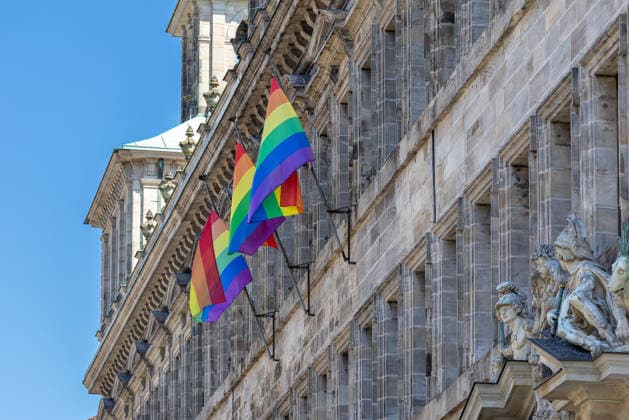 CSD Nürnberg 2026 Nürnberg Pride Week, Nürnberg, 08.08.2026 Mehrere Regenbogenflaggen wehen an der Fassade des historischen Rathauses anlässlich der Nürnberg Pride Week. Die Flaggen markieren den Christopher Street Day mit Straßenumzug durch die Innenstadt. Nürnberg Bayern Deutschland *** CSD Nuremberg 2026 Nuremberg Pride Week, Nuremberg, August 8, 2026 Several rainbow flags fly on the facade of the historic city hall to mark Nuremberg Pride Week. The flags commemorate Christopher Street Day with a street parade through downtown Nuremberg, Bavaria, Germany 20260808-1V9A6920-M4000