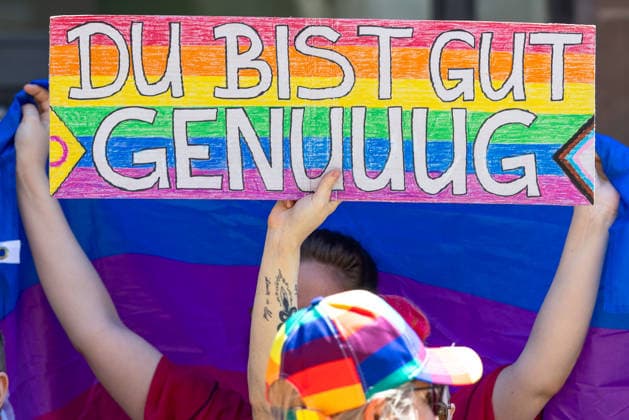 News Bilder des Tages CSD Nürnberg 2026 Nürnberg Pride Week, Nürnberg, 08.08.2026 Ein selbstgestaltetes Plakat mit der Aufschrift Du bist gut genuuug wird während des Christopher Street Day Straßenumzugs hochgehalten. Im Hintergrund ist eine Regenbogenflagge zu sehen, eine Person trägt eine bunt gestreifte Kappe. Nürnberg Bayern Deutschland *** CSD Nuremberg 2026 Nuremberg Pride Week, Nuremberg, August 8, 2026 A homemade poster reading You’re good enough is held aloft during the Christopher Street Day street parade. A rainbow flag is visible in the background, and one person is wearing a colorful striped cap. Nuremberg, Bavaria, Germany 20260808-1V9A6926-M4000