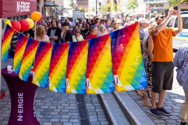 CSD Nürnberg 2026 Nürnberg Pride Week, Nürnberg, 08.08.2026 Bunte Regenbogenwimpel spannen sich über eine Straße beim Christopher Street Day in der Nürnberger Innenstadt. Zahlreiche Besucher säumen den Streckenverlauf der Parade, ein Passant fotografiert das Geschehen mit dem Smartphone. Nürnberg Bayern Deutschland *** CSD Nuremberg 2026 Nuremberg Pride Week, Nuremberg, August 8, 2026 Colorful rainbow pennants stretch across a street during Christopher Street Day in downtown Nuremberg. Numerous visitors line the parade route, and a passerby takes a photo of the event with a smartphone. Nuremberg, Bavaria, Germany 20260808-286A4658-M4000