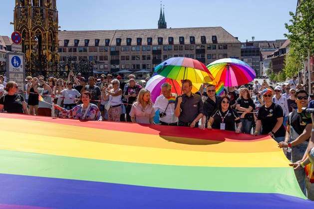 CSD Nürnberg 2026 Nürnberg Pride Week, Nürnberg, 08.08.2026 Beim Christopher Street Day tragen Teilnehmer eine große Regenbogenfahne durch die Innenstadt, im Hintergrund bunte Regenbogenschirme. Unter den Teilnehmern Oberbürgermeister Marcus König (CSU) mit seiner Ehefrau Anke, MdL Karl Freller (CSU) sowie die Landtagsabgeordnete Verena Osgyan (Bündnis 90 Die Grünen). Nürnberg Bayern Deutschland *** CSD Nuremberg 2026 Nuremberg Pride Week, Nuremberg, August 8, 2026 During Christopher Street Day, participants carry a large rainbow flag through the city center, with colorful rainbow umbrellas in the background. Among the participants are Mayor Marcus König (CSU) with his wife Anke, State Parliament Member Karl Freller (CSU), an 20260808-286A4689-M4000