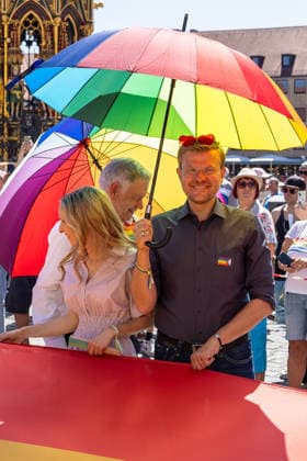 CSD Nürnberg 2026 Nürnberg Pride Week, Nürnberg, 08.08.2026 Oberbürgermeister Marcus König (CSU) mit seiner Ehefrau Anke unter einem Regenbogenschirm beim Christopher Street Day. Der Straßenumzug der Parade zieht durch die Innenstadt, im Hintergrund verfolgen zahlreiche Zuschauer das Geschehen bei sonnigem Wetter. Nürnberg Bayern Deutschland *** CSD Nuremberg 2026 Nuremberg Pride Week, Nuremberg, August 8, 2026 Mayor Marcus König (CSU) with his wife Anke under a rainbow umbrella at Christopher Street Day. The parade procession winds through the city center, while in the background, numerous spectators watch the proceedings in sunny weather. Nuremberg, Bavaria, Germany 20260808-286A4691-M4000