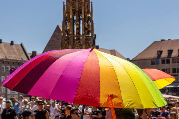CSD Nürnberg 2026 Nürnberg Pride Week, Nürnberg, 08.08.2026 Ein bunter Regenbogenschirm überragt die Menschenmenge beim Christopher Street Day vor dem Schönen Brunnen. Bei sonnigem Wetter zieht die Parade durch die Nürnberger Innenstadt. Nürnberg Bayern Deutschland *** CSD Nuremberg 2026 Nuremberg Pride Week, Nuremberg, August 8, 2026 A colorful rainbow umbrella towers over the crowd at Christopher Street Day in front of the Schöner Brunnen. In sunny weather, the parade winds its way through downtown Nuremberg. Nuremberg, Bavaria, Germany 20260808-286A4702-M4000