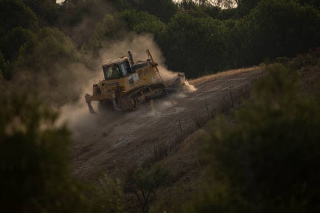 The wildfire in Niebla, Huelva, remains active, with more than 4,000 hectares affected The wildfire in Niebla, Huelva, remains active, with more than 4,000 hectares affected August 8, 2026, in Niebla, Huelva, Andalusia, Spain The wildfire that broke out this past Thursday in the Raboconejo area of Niebla, Huelva, has spread to over 4,000 hectares, and the emergency phase—Operational Level 2—remains in effect, due to constantly shifting winds that are hampering the efforts of more than 300 firefighters working to extinguish it. AUGUST 8, 2026 Niebla, Huelva, Andalusia, Spain Niebla, Huelva, Andalusia, Spain Spain  Copyright: xClaraxCarrascox 7706226