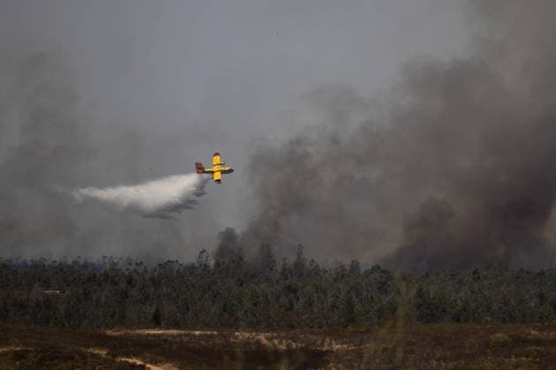 The wildfire in Niebla, Huelva, remains active, with more than 4,000 hectares affected The wildfire in Niebla, Huelva, remains active, with more than 4,000 hectares affected August 8, 2026, in Niebla, Huelva, Andalusia, Spain The wildfire that broke out this past Thursday in the Raboconejo area of Niebla, Huelva, has spread to over 4,000 hectares, and the emergency phase—Operational Level 2—remains in effect, due to constantly shifting winds that are hampering the efforts of more than 300 firefighters working to extinguish it. AUGUST 8, 2026 Niebla, Huelva, Andalusia, Spain Niebla, Huelva, Andalusia, Spain Spain  Copyright: xClaraxCarrascox 7706231
