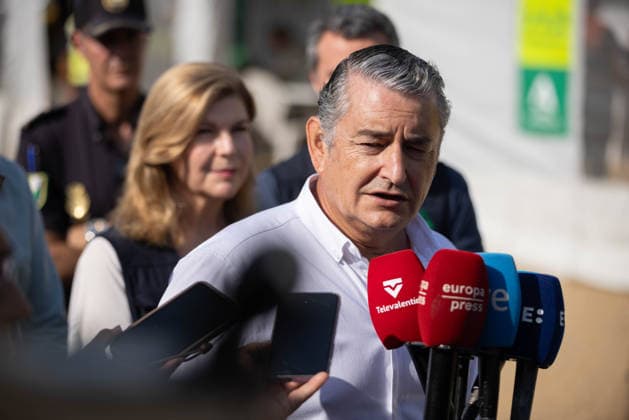 The wildfire in Niebla, Huelva, remains active, with more than 4,000 hectares affected The wildfire in Niebla, Huelva, remains active, with more than 4,000 hectares affected As of August 8, 2026, in Niebla, Huelva, Andalusia, Spain The Regional Minister for the Presidency, Health, and Emergencies and director of the Andalusian Forest Fire Emergency Plan (Plan Infoca), Antonio Sanz, speaks to the media from the command post set up for the wildfire that broke out in the Raboconejo area of Niebla, Huelva, which has now spread over 4,000 hectares. August 8, 2026, Niebla, Huelva, Andalusia, Spain Niebla, Huelva, Andalusia, Spain Spain  Copyright: xClaraxCarrascox 7706236