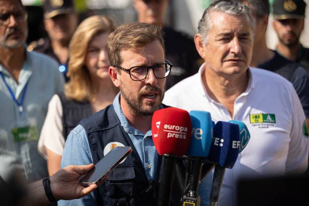 The wildfire in Niebla, Huelva, remains active, with more than 4,000 hectares affected The wildfire in Niebla, Huelva, remains active, with more than 4,000 hectares affected As of August 8, 2026, in Niebla, Huelva, Andalusia, Spain The Spanish Government’s subdelegate in Seville, Francisco Toscano, addresses the media from the command post set up for the wildfire that broke out in the Raboconejo area of Niebla, Huelva, which has now spread over 4,000 hectares. AUGUST 8, 2026, Niebla, Huelva, Andalusia, Spain Niebla, Huelva, Andalusia, Spain  Copyright: xClaraxCarrascox 7706238
