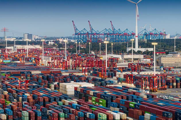Containerterminals im Hamburger Hafen bei Abenddämmerung Blick auf das EUROGATE Container Terminal Hamburg mit Containerstellflächen. Symbolbild für Schifffahrt, Logistik, Welthandel und Containerumschlag. Hamburg, Deutschland, 5. August 2026. Hamburg Hamburg Deutschland