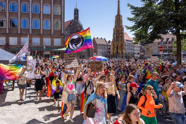 CSD Nürnberg 2026 Nürnberg Pride Week, Nürnberg, 08.08.2026 Zahlreiche Menschen ziehen mit Regenbogenfahnen, Transparenten und bunten Kostümen durch die Innenstadt beim Christopher Street Day. Teilnehmer tragen Plakate mit Botschaften und schwenken Fahnen vor der Kulisse der Frauenkirche und des Schönen Brunnens am Hauptmarkt. Nürnberg Bayern Deutschland *** CSD Nuremberg 2026 Nuremberg Pride Week, Nuremberg, August 8, 2026 Large crowds march through the city center carrying rainbow flags, banners, and wearing colorful costumes during Christopher Street Day. Participants hold signs with messages and wave flags against the backdrop of the Frauenkirche and the Schöner Brunnen fountain at the Hauptmarkt in Nuremberg, Bavaria, Germa 20260808-286A4747-M4000