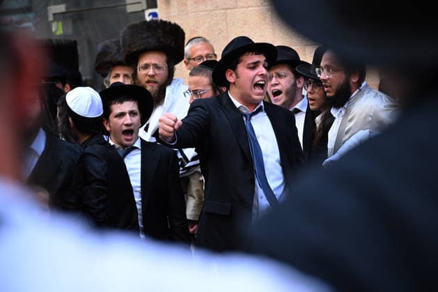 Ultra-Orthodox Jews protest against Cafe Basimta for being open on the Jewish Sabbath, Saturday, in central Jerusalem, August 8, 2026. Few cafes and restaurants are open from dusk on Friday until dusk on Saturday in observance of the Sabbath in Jerusalem.  JER2026080806 DEBBIExHILL