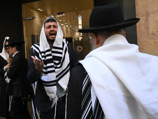 Ultra-Orthodox Jews protest against Cafe Basimta for being open on the Jewish Sabbath, Saturday, in central Jerusalem, August 8, 2026. Few cafes and restaurants are open from dusk on Friday until dusk on Saturday in observance of the Sabbath in Jerusalem.  JER2026080810 DEBBIExHILL