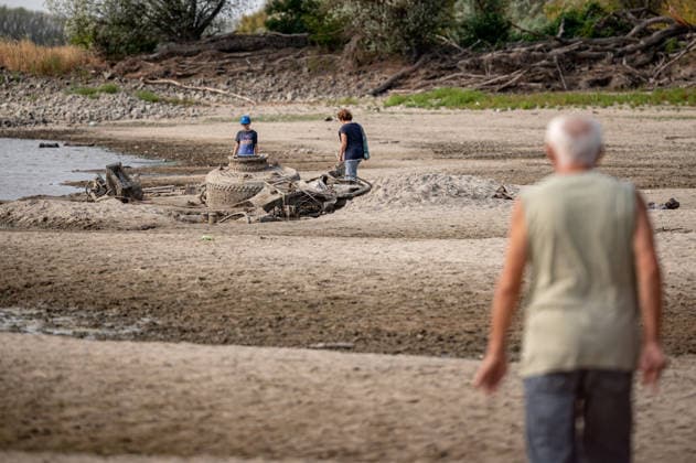 Remains of an old World War II-era ship in Hungary BAJA, HUNGARY – AUGUST 8: People gather along the exposed riverbed of the Danube, after exceptionally low water levels revealed the remains of an old World War II-era ship from the riverbed in Baja, Hungary on August 8, 2026. The emergence of the wreck has attracted hundreds of curious visitors to the site. Robert Nemeti Anadolu Baja Hungary. Editorial use only. Please get in touch for any other usage.  Copyright: x2026xAnadoluxRobertxNemetix