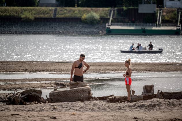 Remains of an old World War II-era ship in Hungary BAJA, HUNGARY – AUGUST 8: People gather along the exposed riverbed of the Danube, after exceptionally low water levels revealed the remains of an old World War II-era ship from the riverbed in Baja, Hungary on August 8, 2026. The emergence of the wreck has attracted hundreds of curious visitors to the site. Robert Nemeti Anadolu Baja Hungary. Editorial use only. Please get in touch for any other usage.  Copyright: x2026xAnadoluxRobertxNemetix