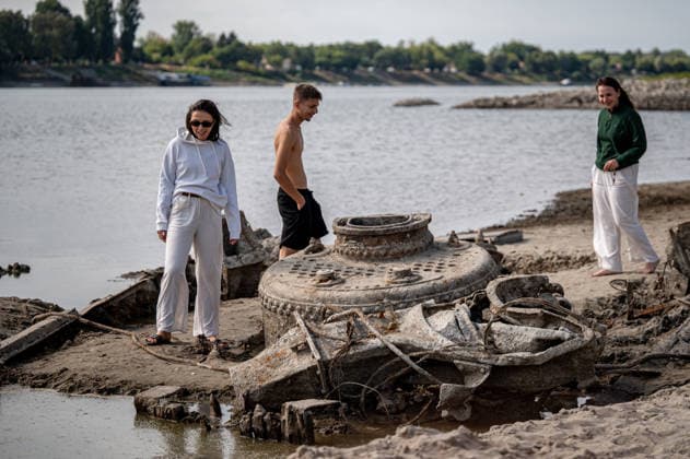 Remains of an old World War II-era ship in Hungary BAJA, HUNGARY – AUGUST 8: People gather along the exposed riverbed of the Danube, after exceptionally low water levels revealed the remains of an old World War II-era ship from the riverbed in Baja, Hungary on August 8, 2026. The emergence of the wreck has attracted hundreds of curious visitors to the site. Robert Nemeti Anadolu Baja Hungary. Editorial use only. Please get in touch for any other usage.  Copyright: x2026xAnadoluxRobertxNemetix
