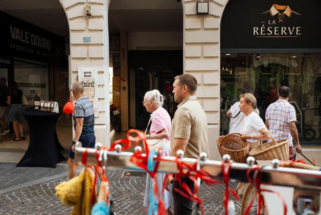 Queen Margrethe Visits Cahors Market - France Queen Margrethe II of Denmark visits market of Cahors, during her vacances at Cayx Castle, residence of the Danish Royal Family, in the Lot department, France, on August 8, 2026. Photo by Patricia Huchot-Boissier ABACAPRESS.COM Cahors OCCITANIE France  Copyright: xHuchot-BoissierxPatricia ABACAx