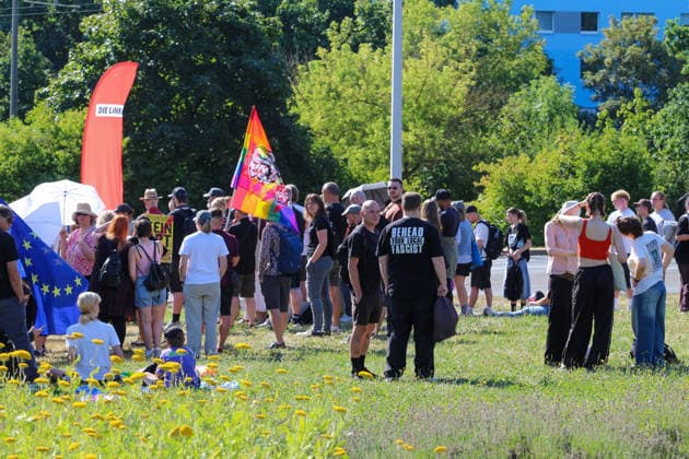 Plauen - Großdemo von Polizeibeamten gestoppt: Streit um Trommler, erstes Gerangel mit der Polizei 08.08.2026 ab 9 Uhr Plauen, Stadtgebiet Seit Samstagvormittag läuft in Plauen eine umfangreiche Versammlungslage mit einer Großdemonstration, mehreren Gegenprotesten und Autokorsos. Im Mittelpunkt steht die Demonstration der Initiative Projekt M1llion, für die im Vorfeld bis zu 10.000 Teilnehmer angemeldet worden waren. Nach der Auftaktkundgebung auf dem Albertplatz setzte sich der Demonstrationszug am frühen Nachmittag durch die Plauener Innenstadt in Bewegung. Entlang der Demonstrationsroute fanden beziehungsweise finden zugleich mehrere Gegenaktionen statt, die unter anderem von der SPD Südwestsachsen, der Linken und den vogtlÃ Copyright: xEHLxMediax 20260808_grossdemo-plauen_1