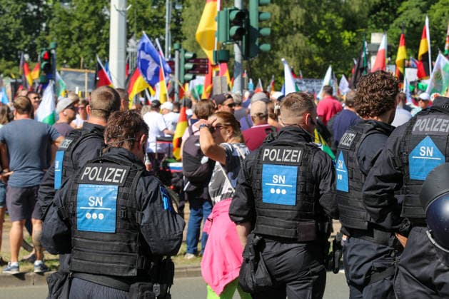 Plauen - Großdemo von Polizeibeamten gestoppt: Streit um Trommler, erstes Gerangel mit der Polizei 08.08.2026 ab 9 Uhr Plauen, Stadtgebiet Seit Samstagvormittag läuft in Plauen eine umfangreiche Versammlungslage mit einer Großdemonstration, mehreren Gegenprotesten und Autokorsos. Im Mittelpunkt steht die Demonstration der Initiative Projekt M1llion, für die im Vorfeld bis zu 10.000 Teilnehmer angemeldet worden waren. Nach der Auftaktkundgebung auf dem Albertplatz setzte sich der Demonstrationszug am frühen Nachmittag durch die Plauener Innenstadt in Bewegung. Entlang der Demonstrationsroute fanden beziehungsweise finden zugleich mehrere Gegenaktionen statt, die unter anderem von der SPD Südwestsachsen, der Linken und den vogtlÃ Copyright: xEHLxMediax 20260808_grossdemo-plauen_17