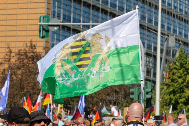 Plauen - Großdemo von Polizeibeamten gestoppt: Streit um Trommler, erstes Gerangel mit der Polizei 08.08.2026 ab 9 Uhr Plauen, Stadtgebiet Seit Samstagvormittag läuft in Plauen eine umfangreiche Versammlungslage mit einer Großdemonstration, mehreren Gegenprotesten und Autokorsos. Im Mittelpunkt steht die Demonstration der Initiative Projekt M1llion, für die im Vorfeld bis zu 10.000 Teilnehmer angemeldet worden waren. Nach der Auftaktkundgebung auf dem Albertplatz setzte sich der Demonstrationszug am frühen Nachmittag durch die Plauener Innenstadt in Bewegung. Entlang der Demonstrationsroute fanden beziehungsweise finden zugleich mehrere Gegenaktionen statt, die unter anderem von der SPD Südwestsachsen, der Linken und den vogtlÃ Copyright: xEHLxMediax 20260808_grossdemo-plauen_18