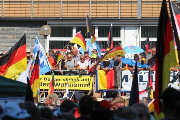 Plauen - Großdemo von Polizeibeamten gestoppt: Streit um Trommler, erstes Gerangel mit der Polizei 08.08.2026 ab 9 Uhr Plauen, Stadtgebiet Seit Samstagvormittag läuft in Plauen eine umfangreiche Versammlungslage mit einer Großdemonstration, mehreren Gegenprotesten und Autokorsos. Im Mittelpunkt steht die Demonstration der Initiative Projekt M1llion, für die im Vorfeld bis zu 10.000 Teilnehmer angemeldet worden waren. Nach der Auftaktkundgebung auf dem Albertplatz setzte sich der Demonstrationszug am frühen Nachmittag durch die Plauener Innenstadt in Bewegung. Entlang der Demonstrationsroute fanden beziehungsweise finden zugleich mehrere Gegenaktionen statt, die unter anderem von der SPD Südwestsachsen, der Linken und den vogtlÃ Copyright: xEHLxMediax 20260808_grossdemo-plauen_20