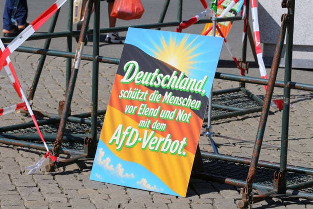 Plauen - Großdemo von Polizeibeamten gestoppt: Streit um Trommler, erstes Gerangel mit der Polizei 08.08.2026 ab 9 Uhr Plauen, Stadtgebiet Seit Samstagvormittag läuft in Plauen eine umfangreiche Versammlungslage mit einer Großdemonstration, mehreren Gegenprotesten und Autokorsos. Im Mittelpunkt steht die Demonstration der Initiative Projekt M1llion, für die im Vorfeld bis zu 10.000 Teilnehmer angemeldet worden waren. Nach der Auftaktkundgebung auf dem Albertplatz setzte sich der Demonstrationszug am frühen Nachmittag durch die Plauener Innenstadt in Bewegung. Entlang der Demonstrationsroute fanden beziehungsweise finden zugleich mehrere Gegenaktionen statt, die unter anderem von der SPD Südwestsachsen, der Linken und den vogtlÃ Copyright: xEHLxMediax 20260808_grossdemo-plauen_22