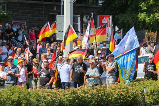Plauen - Großdemo von Polizeibeamten gestoppt: Streit um Trommler, erstes Gerangel mit der Polizei 08.08.2026 ab 9 Uhr Plauen, Stadtgebiet Seit Samstagvormittag läuft in Plauen eine umfangreiche Versammlungslage mit einer Großdemonstration, mehreren Gegenprotesten und Autokorsos. Im Mittelpunkt steht die Demonstration der Initiative Projekt M1llion, für die im Vorfeld bis zu 10.000 Teilnehmer angemeldet worden waren. Nach der Auftaktkundgebung auf dem Albertplatz setzte sich der Demonstrationszug am frühen Nachmittag durch die Plauener Innenstadt in Bewegung. Entlang der Demonstrationsroute fanden beziehungsweise finden zugleich mehrere Gegenaktionen statt, die unter anderem von der SPD Südwestsachsen, der Linken und den vogtlÃ Copyright: xEHLxMediax 20260808_grossdemo-plauen_29