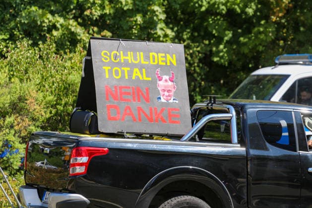 Plauen - Großdemo von Polizeibeamten gestoppt: Streit um Trommler, erstes Gerangel mit der Polizei 08.08.2026 ab 9 Uhr Plauen, Stadtgebiet Seit Samstagvormittag läuft in Plauen eine umfangreiche Versammlungslage mit einer Großdemonstration, mehreren Gegenprotesten und Autokorsos. Im Mittelpunkt steht die Demonstration der Initiative Projekt M1llion, für die im Vorfeld bis zu 10.000 Teilnehmer angemeldet worden waren. Nach der Auftaktkundgebung auf dem Albertplatz setzte sich der Demonstrationszug am frühen Nachmittag durch die Plauener Innenstadt in Bewegung. Entlang der Demonstrationsroute fanden beziehungsweise finden zugleich mehrere Gegenaktionen statt, die unter anderem von der SPD Südwestsachsen, der Linken und den vogtlÃ Copyright: xEHLxMediax 20260808_grossdemo-plauen_31