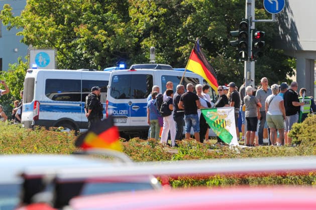 Plauen - Großdemo von Polizeibeamten gestoppt: Streit um Trommler, erstes Gerangel mit der Polizei 08.08.2026 ab 9 Uhr Plauen, Stadtgebiet Seit Samstagvormittag läuft in Plauen eine umfangreiche Versammlungslage mit einer Großdemonstration, mehreren Gegenprotesten und Autokorsos. Im Mittelpunkt steht die Demonstration der Initiative Projekt M1llion, für die im Vorfeld bis zu 10.000 Teilnehmer angemeldet worden waren. Nach der Auftaktkundgebung auf dem Albertplatz setzte sich der Demonstrationszug am frühen Nachmittag durch die Plauener Innenstadt in Bewegung. Entlang der Demonstrationsroute fanden beziehungsweise finden zugleich mehrere Gegenaktionen statt, die unter anderem von der SPD Südwestsachsen, der Linken und den vogtlÃ Copyright: xEHLxMediax 20260808_grossdemo-plauen_7
