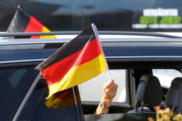Plauen - Großdemo von Polizeibeamten gestoppt: Streit um Trommler, erstes Gerangel mit der Polizei 08.08.2026 ab 9 Uhr Plauen, Stadtgebiet Seit Samstagvormittag läuft in Plauen eine umfangreiche Versammlungslage mit einer Großdemonstration, mehreren Gegenprotesten und Autokorsos. Im Mittelpunkt steht die Demonstration der Initiative Projekt M1llion, für die im Vorfeld bis zu 10.000 Teilnehmer angemeldet worden waren. Nach der Auftaktkundgebung auf dem Albertplatz setzte sich der Demonstrationszug am frühen Nachmittag durch die Plauener Innenstadt in Bewegung. Entlang der Demonstrationsroute fanden beziehungsweise finden zugleich mehrere Gegenaktionen statt, die unter anderem von der SPD Südwestsachsen, der Linken und den vogtlÃ Copyright: xEHLxMediax 20260808_grossdemo-plauen_10