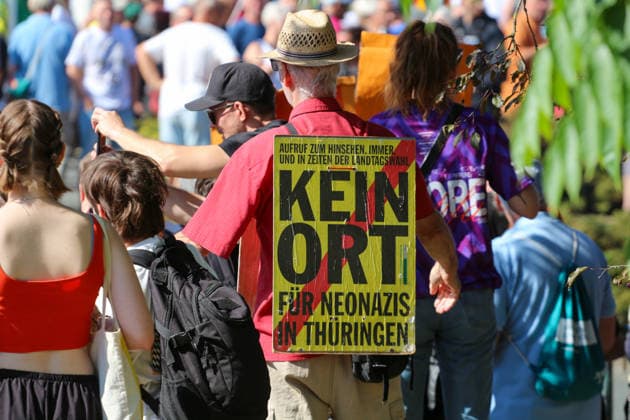 Plauen - Großdemo von Polizeibeamten gestoppt: Streit um Trommler, erstes Gerangel mit der Polizei 08.08.2026 ab 9 Uhr Plauen, Stadtgebiet Seit Samstagvormittag läuft in Plauen eine umfangreiche Versammlungslage mit einer Großdemonstration, mehreren Gegenprotesten und Autokorsos. Im Mittelpunkt steht die Demonstration der Initiative Projekt M1llion, für die im Vorfeld bis zu 10.000 Teilnehmer angemeldet worden waren. Nach der Auftaktkundgebung auf dem Albertplatz setzte sich der Demonstrationszug am frühen Nachmittag durch die Plauener Innenstadt in Bewegung. Entlang der Demonstrationsroute fanden beziehungsweise finden zugleich mehrere Gegenaktionen statt, die unter anderem von der SPD Südwestsachsen, der Linken und den vogtlÃ Copyright: xEHLxMediax 20260808_grossdemo-plauen_13