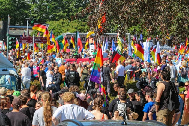 Plauen - Großdemo von Polizeibeamten gestoppt: Streit um Trommler, erstes Gerangel mit der Polizei 08.08.2026 ab 9 Uhr Plauen, Stadtgebiet Seit Samstagvormittag läuft in Plauen eine umfangreiche Versammlungslage mit einer Großdemonstration, mehreren Gegenprotesten und Autokorsos. Im Mittelpunkt steht die Demonstration der Initiative Projekt M1llion, für die im Vorfeld bis zu 10.000 Teilnehmer angemeldet worden waren. Nach der Auftaktkundgebung auf dem Albertplatz setzte sich der Demonstrationszug am frühen Nachmittag durch die Plauener Innenstadt in Bewegung. Entlang der Demonstrationsroute fanden beziehungsweise finden zugleich mehrere Gegenaktionen statt, die unter anderem von der SPD Südwestsachsen, der Linken und den vogtlÃ Copyright: xEHLxMediax 20260808_grossdemo-plauen_14