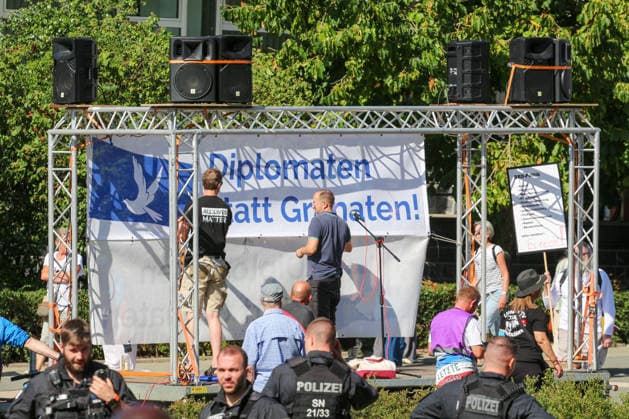 Plauen - Großdemo von Polizeibeamten gestoppt: Streit um Trommler, erstes Gerangel mit der Polizei 08.08.2026 ab 9 Uhr Plauen, Stadtgebiet Seit Samstagvormittag läuft in Plauen eine umfangreiche Versammlungslage mit einer Großdemonstration, mehreren Gegenprotesten und Autokorsos. Im Mittelpunkt steht die Demonstration der Initiative Projekt M1llion, für die im Vorfeld bis zu 10.000 Teilnehmer angemeldet worden waren. Nach der Auftaktkundgebung auf dem Albertplatz setzte sich der Demonstrationszug am frühen Nachmittag durch die Plauener Innenstadt in Bewegung. Entlang der Demonstrationsroute fanden beziehungsweise finden zugleich mehrere Gegenaktionen statt, die unter anderem von der SPD Südwestsachsen, der Linken und den vogtlÃ Copyright: xEHLxMediax 20260808_grossdemo-plauen_15