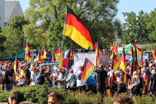 Plauen - Großdemo von Polizeibeamten gestoppt: Streit um Trommler, erstes Gerangel mit der Polizei 08.08.2026 ab 9 Uhr Plauen, Stadtgebiet Seit Samstagvormittag läuft in Plauen eine umfangreiche Versammlungslage mit einer Großdemonstration, mehreren Gegenprotesten und Autokorsos. Im Mittelpunkt steht die Demonstration der Initiative Projekt M1llion, für die im Vorfeld bis zu 10.000 Teilnehmer angemeldet worden waren. Nach der Auftaktkundgebung auf dem Albertplatz setzte sich der Demonstrationszug am frühen Nachmittag durch die Plauener Innenstadt in Bewegung. Entlang der Demonstrationsroute fanden beziehungsweise finden zugleich mehrere Gegenaktionen statt, die unter anderem von der SPD Südwestsachsen, der Linken und den vogtlÃ Copyright: xEHLxMediax 20260808_grossdemo-plauen_16