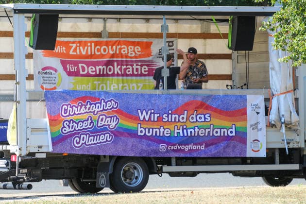 Plauen - Großdemo von Polizeibeamten gestoppt: Streit um Trommler, erstes Gerangel mit der Polizei 08.08.2026 ab 9 Uhr Plauen, Stadtgebiet Seit Samstagvormittag läuft in Plauen eine umfangreiche Versammlungslage mit einer Großdemonstration, mehreren Gegenprotesten und Autokorsos. Im Mittelpunkt steht die Demonstration der Initiative Projekt M1llion, für die im Vorfeld bis zu 10.000 Teilnehmer angemeldet worden waren. Nach der Auftaktkundgebung auf dem Albertplatz setzte sich der Demonstrationszug am frühen Nachmittag durch die Plauener Innenstadt in Bewegung. Entlang der Demonstrationsroute fanden beziehungsweise finden zugleich mehrere Gegenaktionen statt, die unter anderem von der SPD Südwestsachsen, der Linken und den vogtlÃ Copyright: xEHLxMediax 20260808_grossdemo-plauen_2