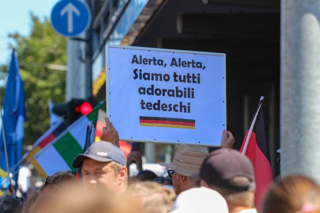 Plauen - Großdemo von Polizeibeamten gestoppt: Streit um Trommler, erstes Gerangel mit der Polizei 08.08.2026 ab 9 Uhr Plauen, Stadtgebiet Seit Samstagvormittag läuft in Plauen eine umfangreiche Versammlungslage mit einer Großdemonstration, mehreren Gegenprotesten und Autokorsos. Im Mittelpunkt steht die Demonstration der Initiative Projekt M1llion, für die im Vorfeld bis zu 10.000 Teilnehmer angemeldet worden waren. Nach der Auftaktkundgebung auf dem Albertplatz setzte sich der Demonstrationszug am frühen Nachmittag durch die Plauener Innenstadt in Bewegung. Entlang der Demonstrationsroute fanden beziehungsweise finden zugleich mehrere Gegenaktionen statt, die unter anderem von der SPD Südwestsachsen, der Linken und den vogtlÃ Copyright: xEHLxMediax 20260808_grossdemo-plauen_23
