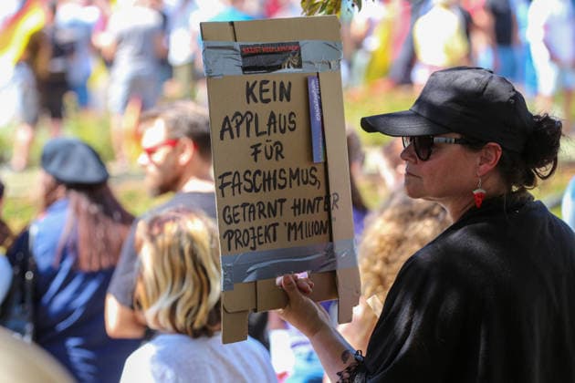 Plauen - Großdemo von Polizeibeamten gestoppt: Streit um Trommler, erstes Gerangel mit der Polizei 08.08.2026 ab 9 Uhr Plauen, Stadtgebiet Seit Samstagvormittag läuft in Plauen eine umfangreiche Versammlungslage mit einer Großdemonstration, mehreren Gegenprotesten und Autokorsos. Im Mittelpunkt steht die Demonstration der Initiative Projekt M1llion, für die im Vorfeld bis zu 10.000 Teilnehmer angemeldet worden waren. Nach der Auftaktkundgebung auf dem Albertplatz setzte sich der Demonstrationszug am frühen Nachmittag durch die Plauener Innenstadt in Bewegung. Entlang der Demonstrationsroute fanden beziehungsweise finden zugleich mehrere Gegenaktionen statt, die unter anderem von der SPD Südwestsachsen, der Linken und den vogtlÃ Copyright: xEHLxMediax 20260808_grossdemo-plauen_24