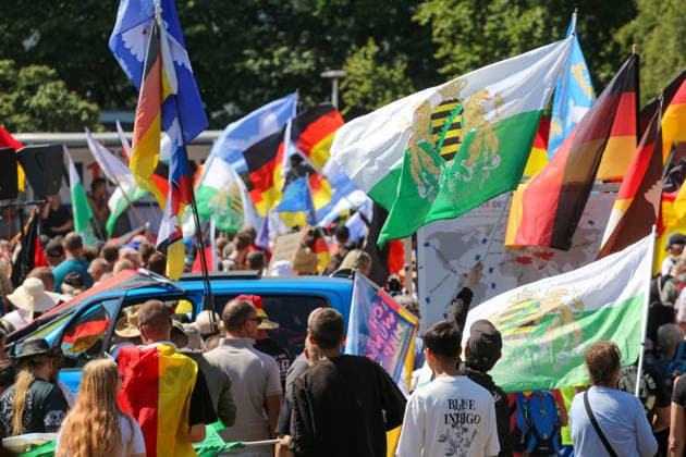 Plauen - Großdemo von Polizeibeamten gestoppt: Streit um Trommler, erstes Gerangel mit der Polizei 08.08.2026 ab 9 Uhr Plauen, Stadtgebiet Seit Samstagvormittag läuft in Plauen eine umfangreiche Versammlungslage mit einer Großdemonstration, mehreren Gegenprotesten und Autokorsos. Im Mittelpunkt steht die Demonstration der Initiative Projekt M1llion, für die im Vorfeld bis zu 10.000 Teilnehmer angemeldet worden waren. Nach der Auftaktkundgebung auf dem Albertplatz setzte sich der Demonstrationszug am frühen Nachmittag durch die Plauener Innenstadt in Bewegung. Entlang der Demonstrationsroute fanden beziehungsweise finden zugleich mehrere Gegenaktionen statt, die unter anderem von der SPD Südwestsachsen, der Linken und den vogtlÃ Copyright: xEHLxMediax 20260808_grossdemo-plauen_26