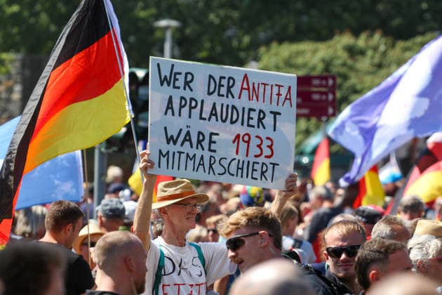 Plauen - Großdemo von Polizeibeamten gestoppt: Streit um Trommler, erstes Gerangel mit der Polizei 08.08.2026 ab 9 Uhr Plauen, Stadtgebiet Seit Samstagvormittag läuft in Plauen eine umfangreiche Versammlungslage mit einer Großdemonstration, mehreren Gegenprotesten und Autokorsos. Im Mittelpunkt steht die Demonstration der Initiative Projekt M1llion, für die im Vorfeld bis zu 10.000 Teilnehmer angemeldet worden waren. Nach der Auftaktkundgebung auf dem Albertplatz setzte sich der Demonstrationszug am frühen Nachmittag durch die Plauener Innenstadt in Bewegung. Entlang der Demonstrationsroute fanden beziehungsweise finden zugleich mehrere Gegenaktionen statt, die unter anderem von der SPD Südwestsachsen, der Linken und den vogtlÃ Copyright: xEHLxMediax 20260808_grossdemo-plauen_27