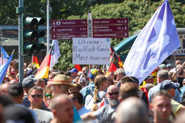 Plauen - Großdemo von Polizeibeamten gestoppt: Streit um Trommler, erstes Gerangel mit der Polizei 08.08.2026 ab 9 Uhr Plauen, Stadtgebiet Seit Samstagvormittag läuft in Plauen eine umfangreiche Versammlungslage mit einer Großdemonstration, mehreren Gegenprotesten und Autokorsos. Im Mittelpunkt steht die Demonstration der Initiative Projekt M1llion, für die im Vorfeld bis zu 10.000 Teilnehmer angemeldet worden waren. Nach der Auftaktkundgebung auf dem Albertplatz setzte sich der Demonstrationszug am frühen Nachmittag durch die Plauener Innenstadt in Bewegung. Entlang der Demonstrationsroute fanden beziehungsweise finden zugleich mehrere Gegenaktionen statt, die unter anderem von der SPD Südwestsachsen, der Linken und den vogtlÃ Copyright: xEHLxMediax 20260808_grossdemo-plauen_28