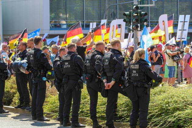 Plauen - Großdemo von Polizeibeamten gestoppt: Streit um Trommler, erstes Gerangel mit der Polizei 08.08.2026 ab 9 Uhr Plauen, Stadtgebiet Seit Samstagvormittag läuft in Plauen eine umfangreiche Versammlungslage mit einer Großdemonstration, mehreren Gegenprotesten und Autokorsos. Im Mittelpunkt steht die Demonstration der Initiative Projekt M1llion, für die im Vorfeld bis zu 10.000 Teilnehmer angemeldet worden waren. Nach der Auftaktkundgebung auf dem Albertplatz setzte sich der Demonstrationszug am frühen Nachmittag durch die Plauener Innenstadt in Bewegung. Entlang der Demonstrationsroute fanden beziehungsweise finden zugleich mehrere Gegenaktionen statt, die unter anderem von der SPD Südwestsachsen, der Linken und den vogtlÃ Copyright: xEHLxMediax 20260808_grossdemo-plauen_30