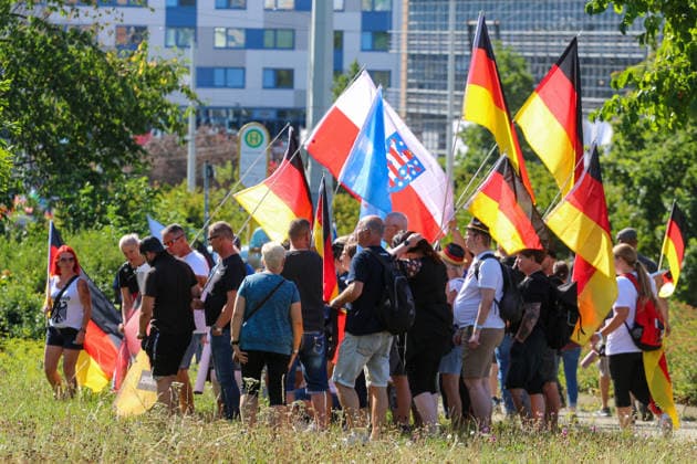 Plauen - Großdemo von Polizeibeamten gestoppt: Streit um Trommler, erstes Gerangel mit der Polizei 08.08.2026 ab 9 Uhr Plauen, Stadtgebiet Seit Samstagvormittag läuft in Plauen eine umfangreiche Versammlungslage mit einer Großdemonstration, mehreren Gegenprotesten und Autokorsos. Im Mittelpunkt steht die Demonstration der Initiative Projekt M1llion, für die im Vorfeld bis zu 10.000 Teilnehmer angemeldet worden waren. Nach der Auftaktkundgebung auf dem Albertplatz setzte sich der Demonstrationszug am frühen Nachmittag durch die Plauener Innenstadt in Bewegung. Entlang der Demonstrationsroute fanden beziehungsweise finden zugleich mehrere Gegenaktionen statt, die unter anderem von der SPD Südwestsachsen, der Linken und den vogtlÃ Copyright: xEHLxMediax 20260808_grossdemo-plauen_4