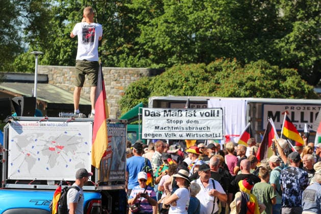 Plauen - Großdemo von Polizeibeamten gestoppt: Streit um Trommler, erstes Gerangel mit der Polizei 08.08.2026 ab 9 Uhr Plauen, Stadtgebiet Seit Samstagvormittag läuft in Plauen eine umfangreiche Versammlungslage mit einer Großdemonstration, mehreren Gegenprotesten und Autokorsos. Im Mittelpunkt steht die Demonstration der Initiative Projekt M1llion, für die im Vorfeld bis zu 10.000 Teilnehmer angemeldet worden waren. Nach der Auftaktkundgebung auf dem Albertplatz setzte sich der Demonstrationszug am frühen Nachmittag durch die Plauener Innenstadt in Bewegung. Entlang der Demonstrationsroute fanden beziehungsweise finden zugleich mehrere Gegenaktionen statt, die unter anderem von der SPD Südwestsachsen, der Linken und den vogtlÃ Copyright: xEHLxMediax 20260808_grossdemo-plauen_8