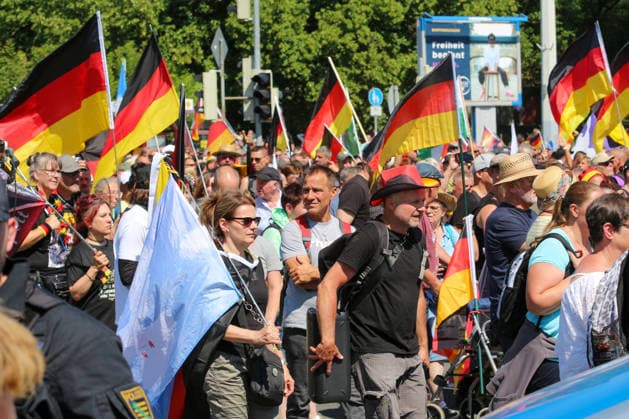 Plauen - Großdemo von Polizeibeamten gestoppt: Streit um Trommler, erstes Gerangel mit der Polizei 08.08.2026 ab 9 Uhr Plauen, Stadtgebiet Seit Samstagvormittag läuft in Plauen eine umfangreiche Versammlungslage mit einer Großdemonstration, mehreren Gegenprotesten und Autokorsos. Im Mittelpunkt steht die Demonstration der Initiative Projekt M1llion, für die im Vorfeld bis zu 10.000 Teilnehmer angemeldet worden waren. Nach der Auftaktkundgebung auf dem Albertplatz setzte sich der Demonstrationszug am frühen Nachmittag durch die Plauener Innenstadt in Bewegung. Entlang der Demonstrationsroute fanden beziehungsweise finden zugleich mehrere Gegenaktionen statt, die unter anderem von der SPD Südwestsachsen, der Linken und den vogtlÃ Copyright: xEHLxMediax 20260808_grossdemo-plauen_38