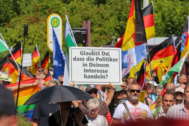 Plauen - Großdemo von Polizeibeamten gestoppt: Streit um Trommler, erstes Gerangel mit der Polizei 08.08.2026 ab 9 Uhr Plauen, Stadtgebiet Seit Samstagvormittag läuft in Plauen eine umfangreiche Versammlungslage mit einer Großdemonstration, mehreren Gegenprotesten und Autokorsos. Im Mittelpunkt steht die Demonstration der Initiative Projekt M1llion, für die im Vorfeld bis zu 10.000 Teilnehmer angemeldet worden waren. Nach der Auftaktkundgebung auf dem Albertplatz setzte sich der Demonstrationszug am frühen Nachmittag durch die Plauener Innenstadt in Bewegung. Entlang der Demonstrationsroute fanden beziehungsweise finden zugleich mehrere Gegenaktionen statt, die unter anderem von der SPD Südwestsachsen, der Linken und den vogtlÃ Copyright: xEHLxMediax 20260808_grossdemo-plauen_39
