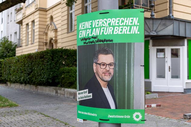 Wahl zum Abgeordnetenhaus, Wahlplakate in Berlin, 07.08.2026 Verschandeltes Plakat von Werner Graf (Grüne) - Kandidat für das Amt des Regierenden Bürgermeisters von Berlin - Wahlplakate der Parteien zur 20.Wahl des Abgeordnetenhauses von Berlin und den Bezirksverordnetenversammlungen, Berliner Stadtgebiet, Berlin, 07.8.26 Berlin Berliner Stadtgebiet Berlin Deutschland *** State Parliament Election, Campaign Posters in Berlin, August 7, 2026 Defaced poster of Werner Graf, Green Party candidate for the office of Governing Mayor of Berlin. Election posters of the political parties for the 20th election of the Berlin House of Representatives and the district councils, Berlin city area, Berlin, August 7, 2026 Berlin, Berlin metropolitan area, Copyright: xHolgerxMuchx