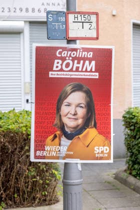 Wahl zum Abgeordnetenhaus, Wahlplakate in Berlin, 07.08.2026 Carolina Böhm (SPD), Kandidatin für das Amt der Bezirksbürgermeisterin von Steglitz - Wahlplakate der Parteien zur 20.Wahl des Abgeordnetenhauses von Berlin und den Bezirksverordnetenversammlungen, Berliner Stadtgebiet, Berlin, 07.8.26 Berlin Berliner Stadtgebiet Berlin Deutschland *** Berlin House of Representatives Election, Campaign Posters in Berlin, August 7, 2026 Carolina Böhm, SPD, candidate for the office of district mayor of Steglitz; election posters of the political parties for the 20th election to the Berlin House of Representatives and the district councils, Berlin metropolitan area, Berlin, August 7, 2026, Berlin, Berlin metropolitan area, Berlin, Germany Copyright: xHolgerxMuchx